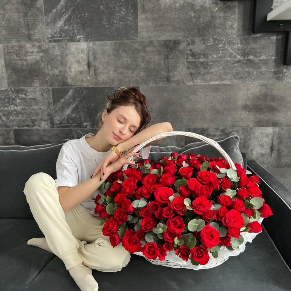 Корзина из 101 красной розы с эвкалиптом