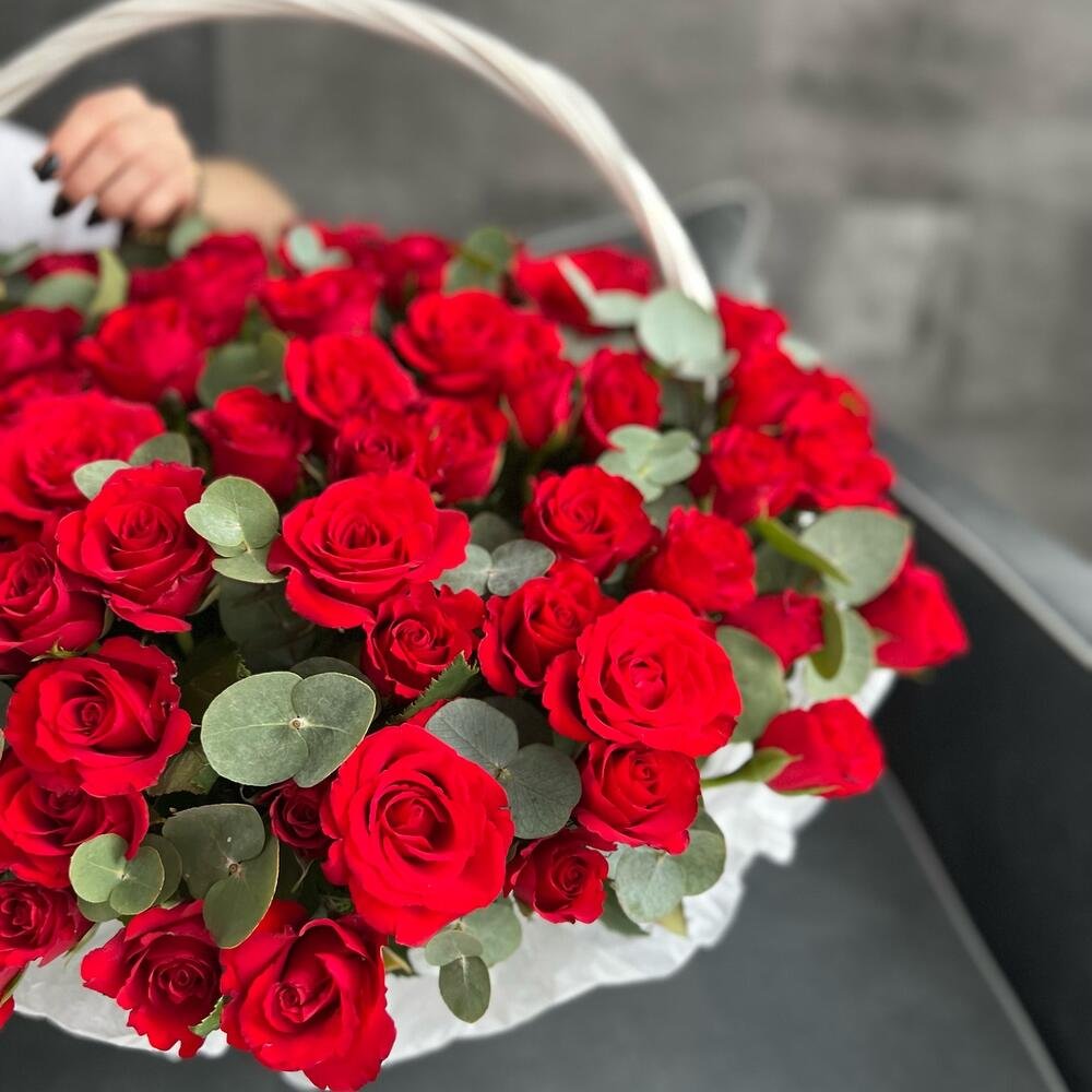 Корзина из 101 красной розы с эвкалиптом
