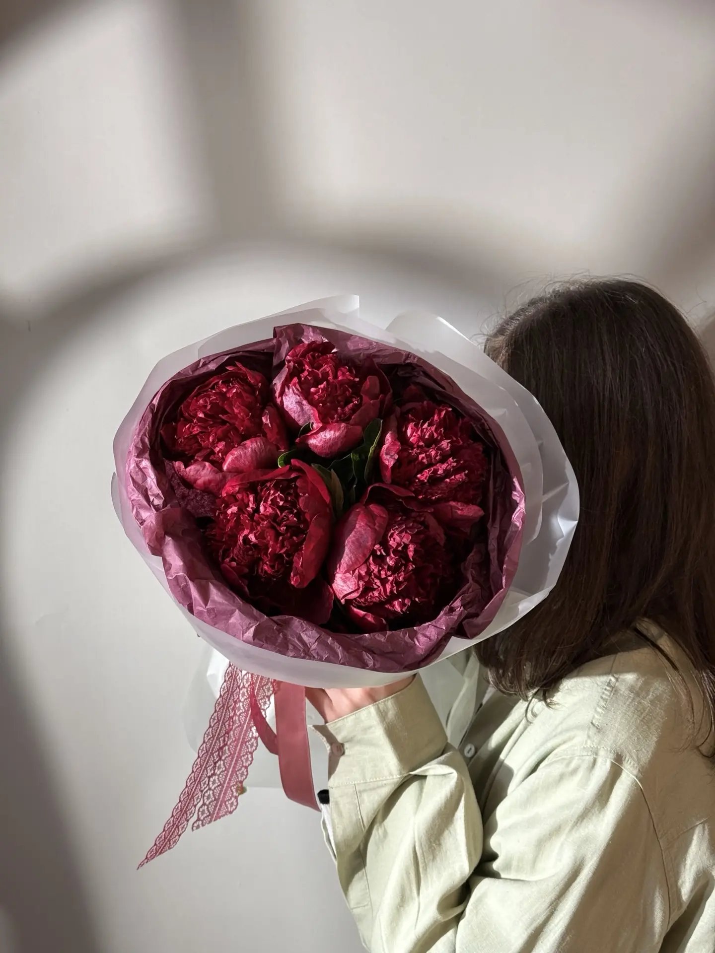 Букет из бордовых пионов