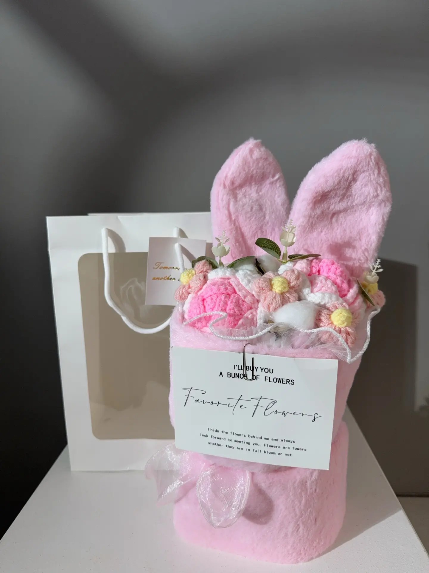 Розовый вязаный букетик