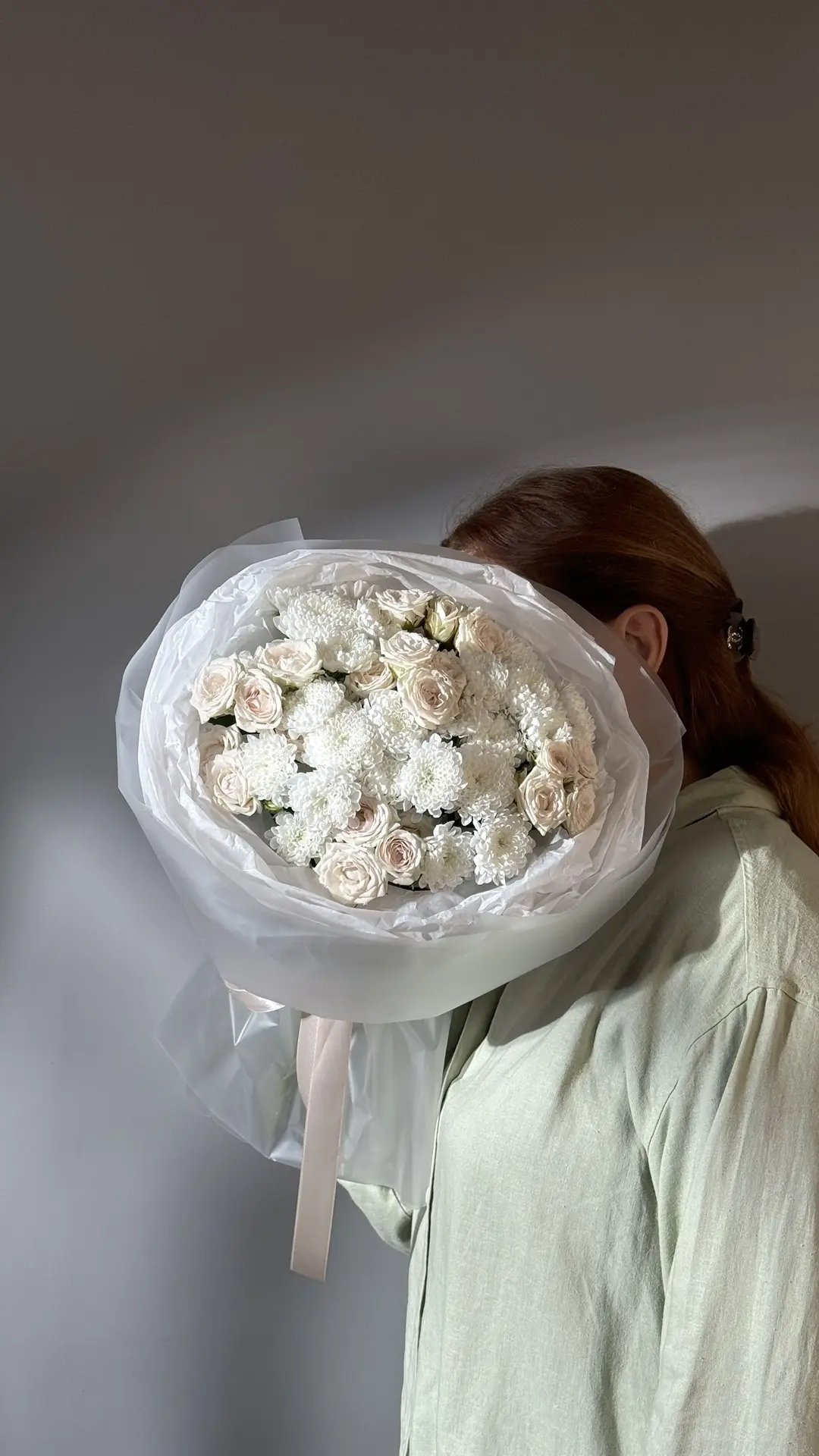 Нежный букет из кустовой розы и мини хризантемы
