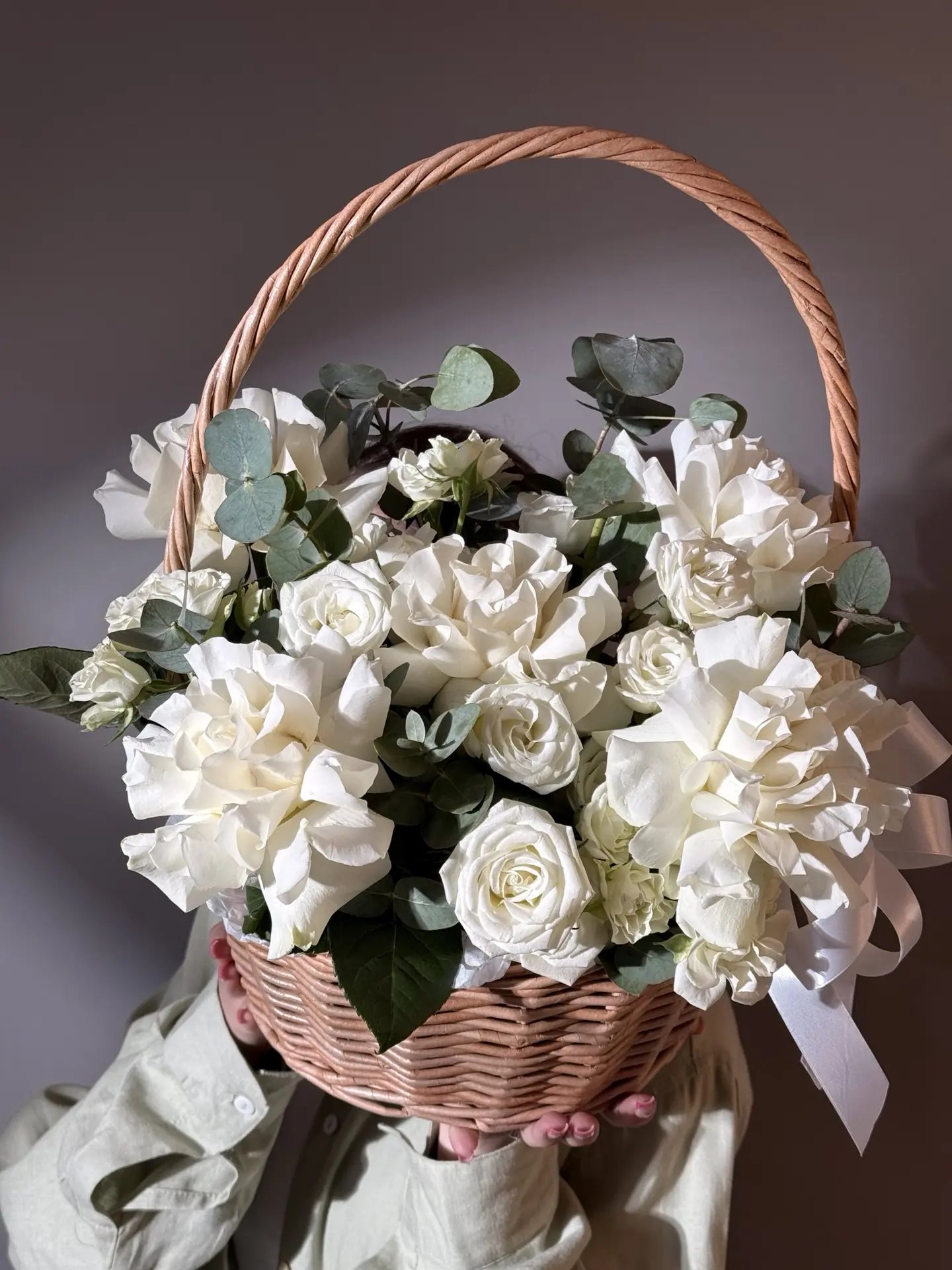 Корзинка с белыми французскими розами