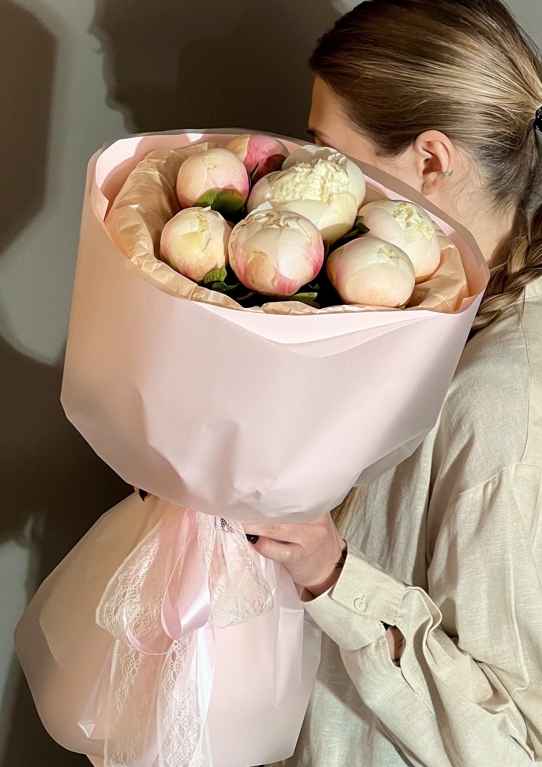 Букет с белыми пионами