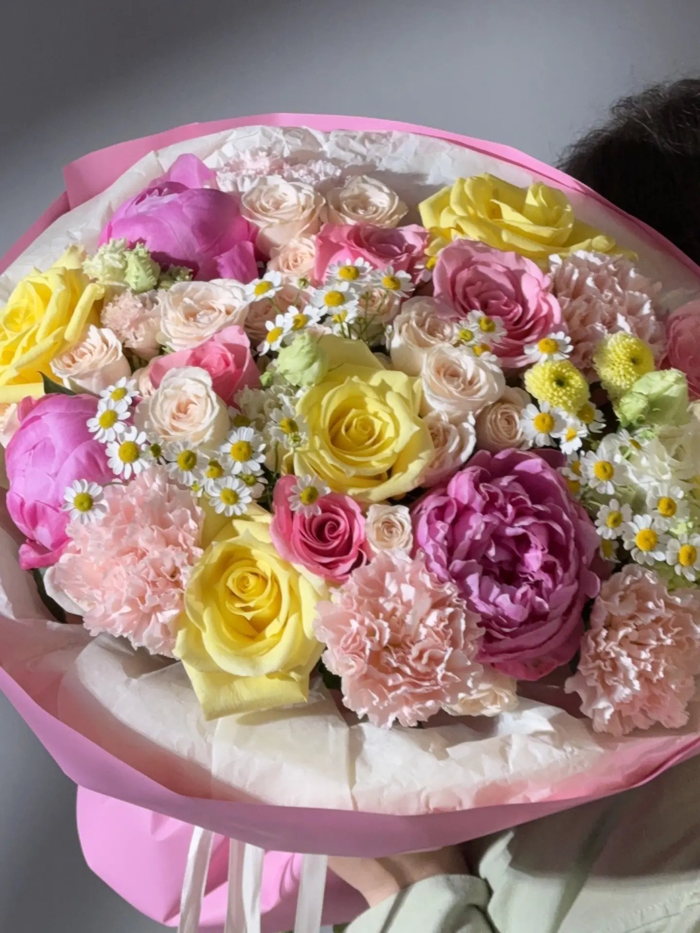 Букет с розами и пионами