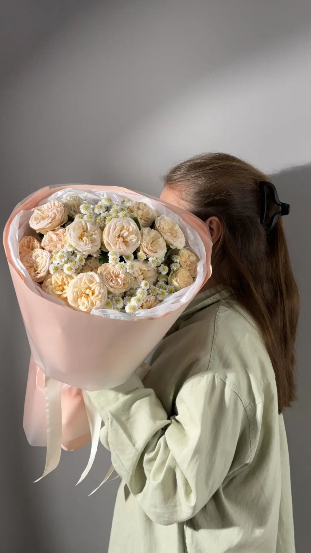 Букет с кустовыми розами и ромашкой