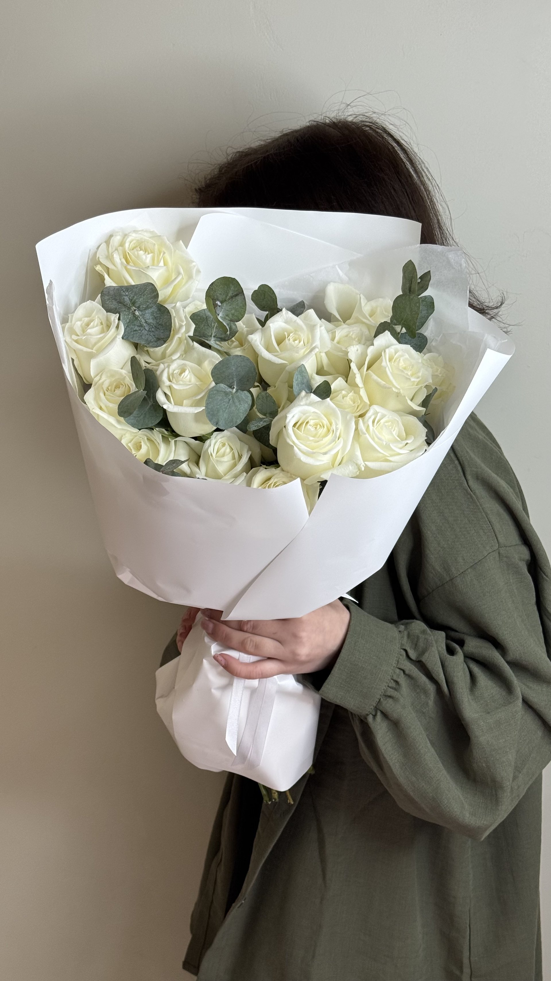 Белые розы с эвкалиптом