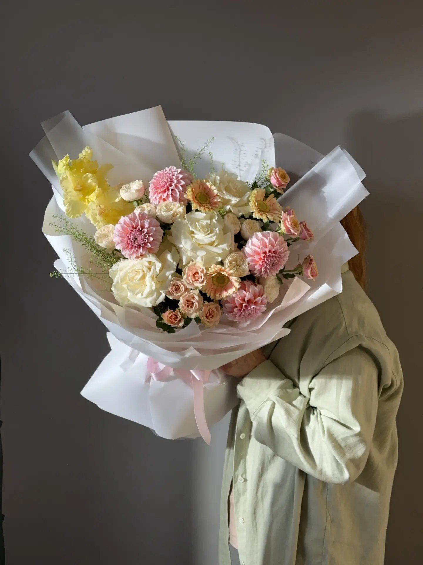 Букет с георгинами и французскими розами