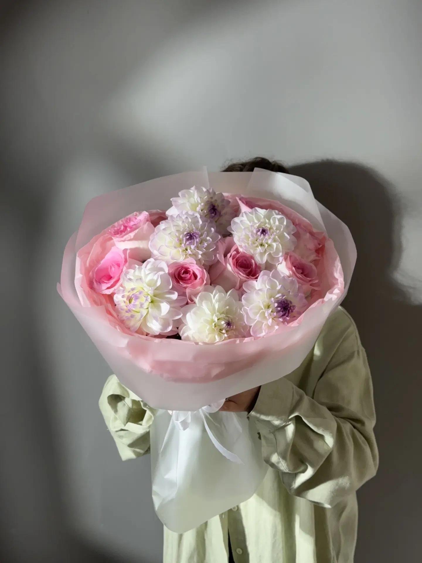 Букет с нежными георгинами и розами